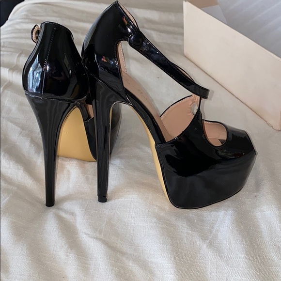 Black Pumps - Picture 13 of 14